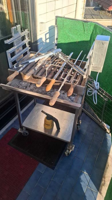 Churrasqueira a Carvão com Motor Elétrico