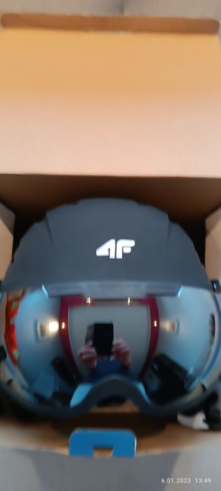 Kask narciarski z przesłoną