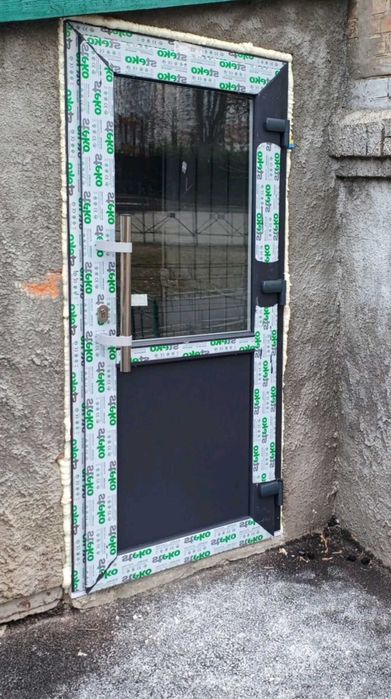Двері металопластикові коричневі вхідні Горіх | Пластиковые двери ПВХ