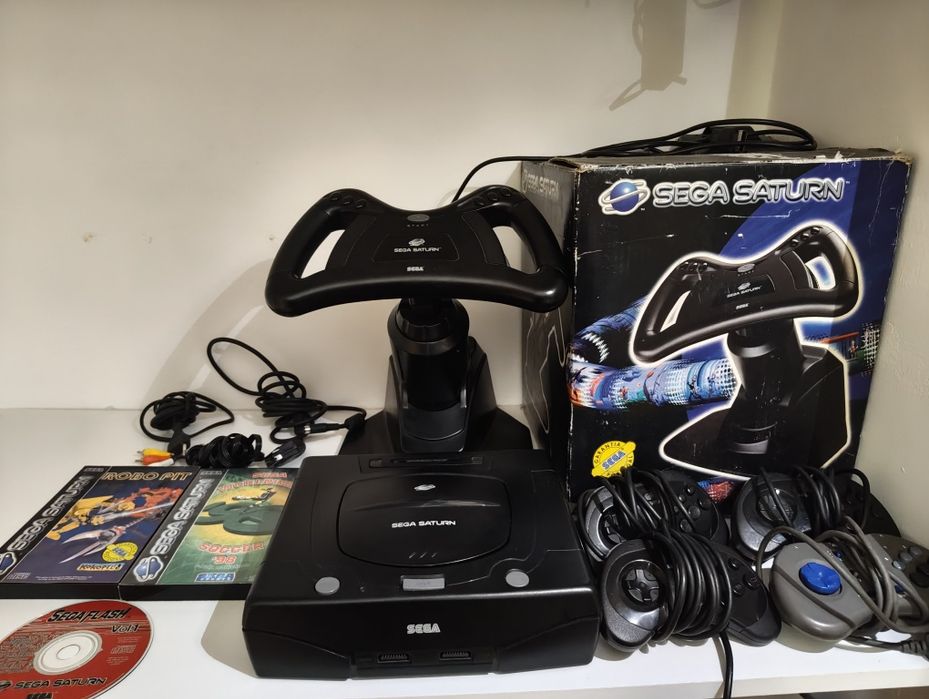 Sega Saturn Model 2 + Volante Arcade Racer + 3 Comandos + 3 Jogos