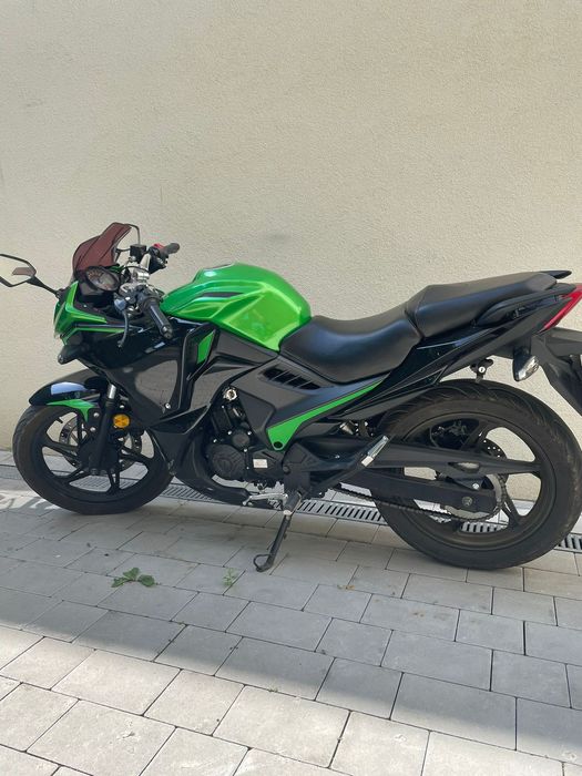 Продається автомобіль з мотоциклом.