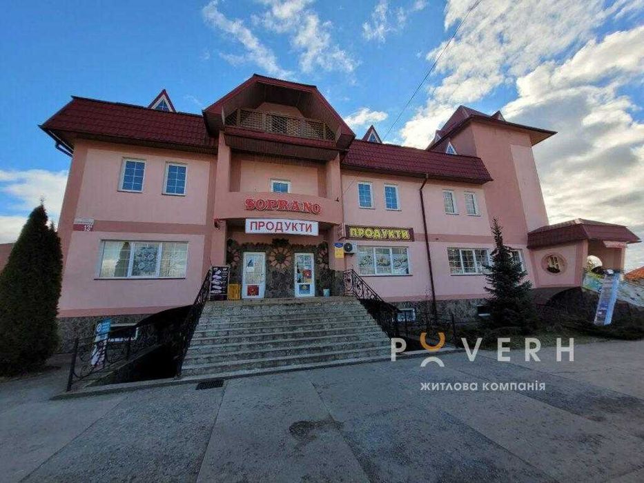Великий комплекс повз дорогу з великим трафіком