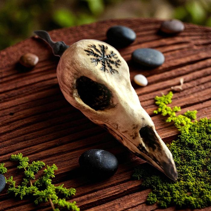Czaszka kruka z drewna wisiorek naszyjnik Odyn tarcza algizowa amulet