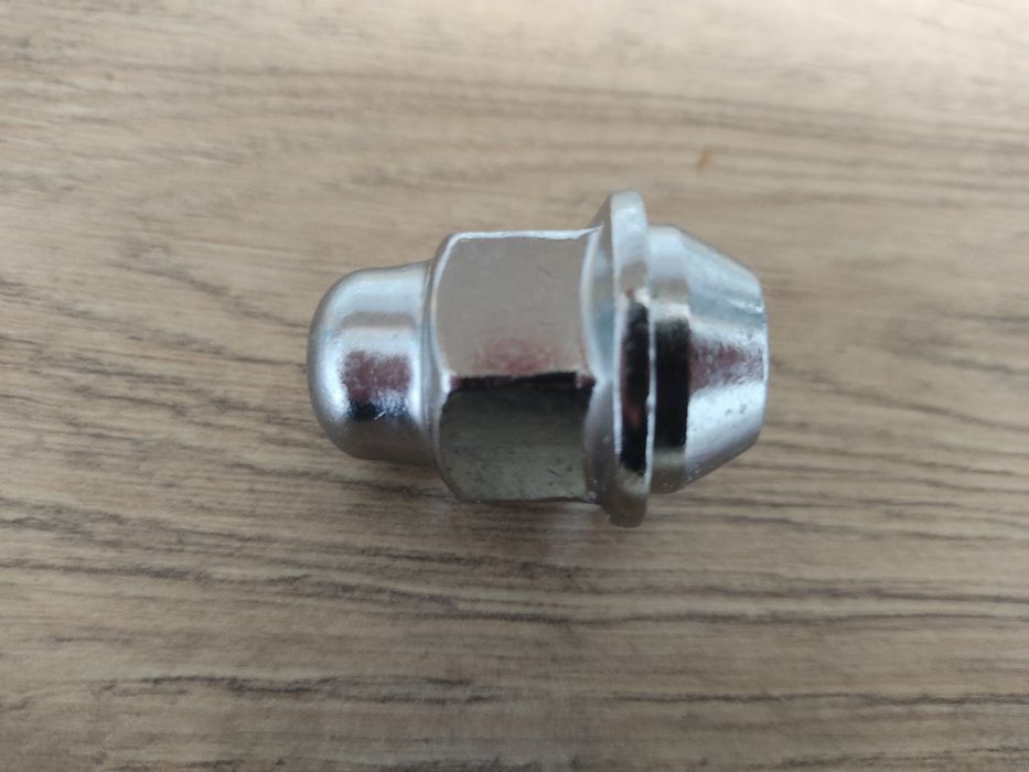 Шпилька колесная с гайкой Hyundai  H350