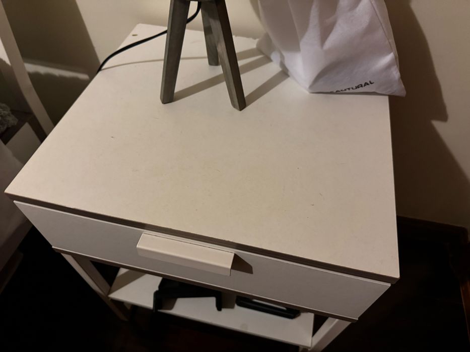 Cama de casal + 1x mesa de cabeceira Conforama + Colchão Novilla