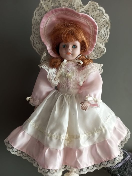 Boneca de porcelana antiga