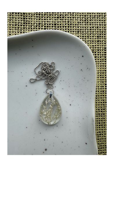 Zawieszka „brindille fleur blanche” biżuteria handmade żywica srebro