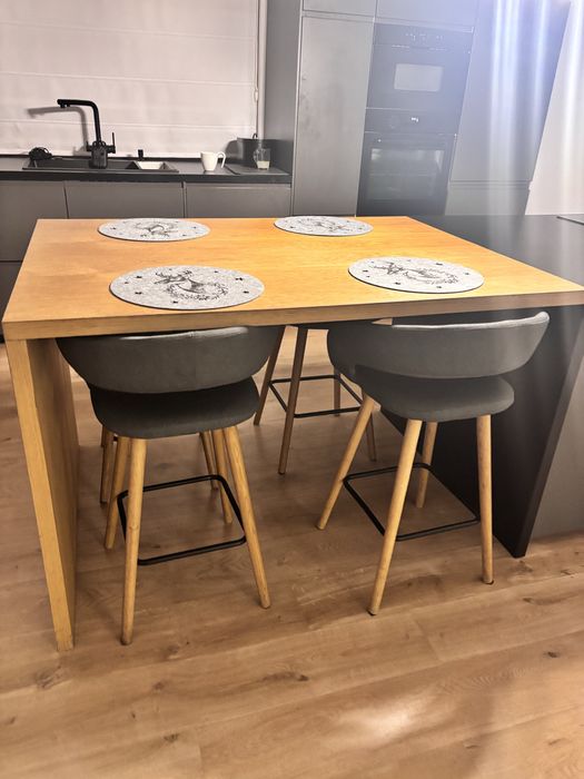 Wyspa kuchenna z hokerami