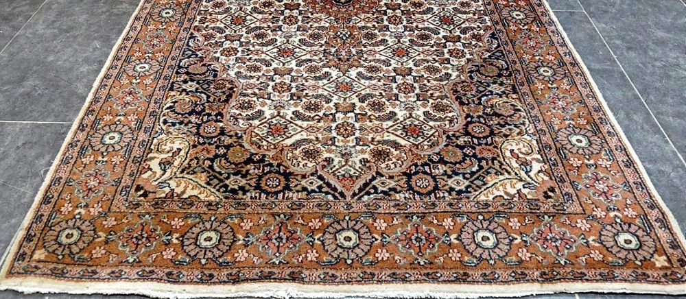 Tapete Persa TABRIZ original, elaborado manualmente com lã sobre algodão e as dimensões 185cm x 125cm