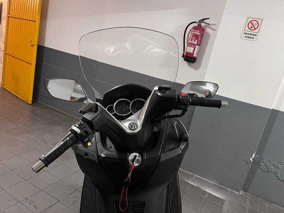 Mota SYM GTS 300 (cilindrada 300 cc)