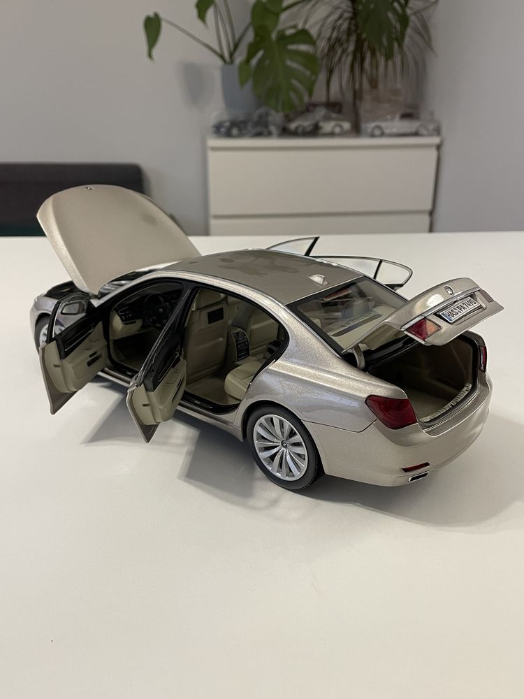I-Scale 1/18 BMW 750LI ホワイト モデルカー I-Scale 1/18 BMW 750LI ホワイト モデルカー - メルカリ