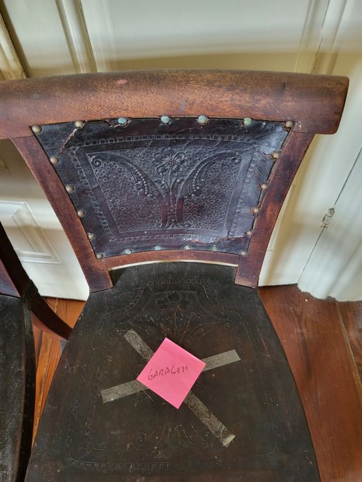 Par de cadeiras antigas em madeira e couro lavrado