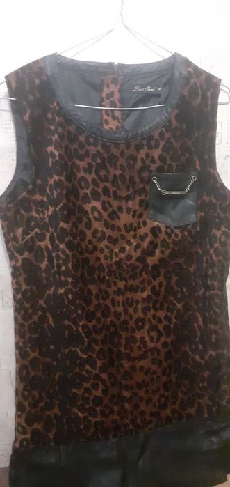 Женское платье с леопардовым принтом