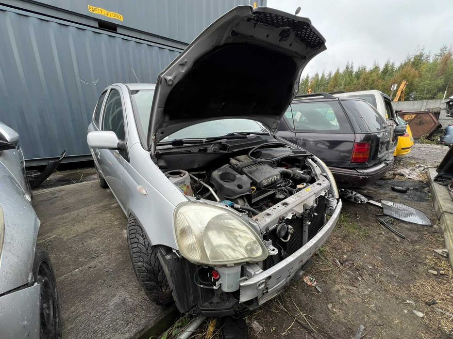 Toyota Yaris I LIFT FL 5D 1.3 2SZ-FE 04r Wszystkie Części Lakier 1E7 Silnik Skrzynia Biegów Zderzak Lampa Maska Drzwi Klapa Belka Felgi 14" Opony 24r