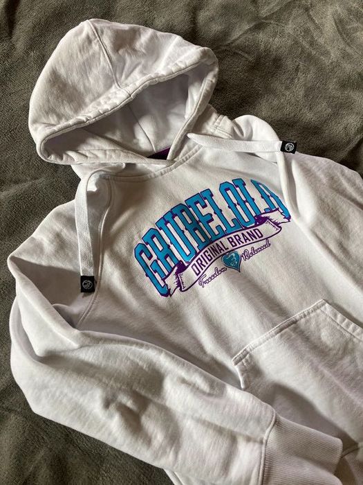 biała bluza z kapturem