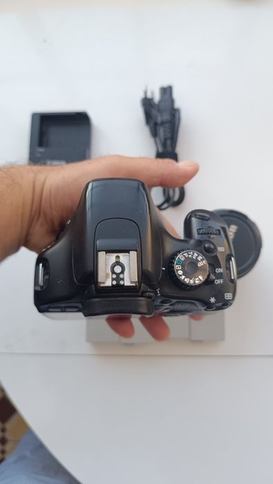 Máquina fotográfica Canon 550D com 5 baterias e lente a funcionar correctamente