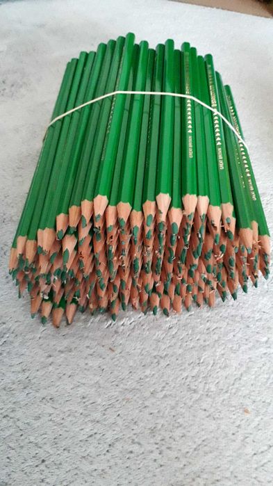 Kredki Staedtler żółty zielony niebieski.