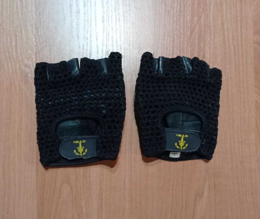 Спортивные кожаные перчатки без пальцев с сеткой, GOLDS GYM (США).