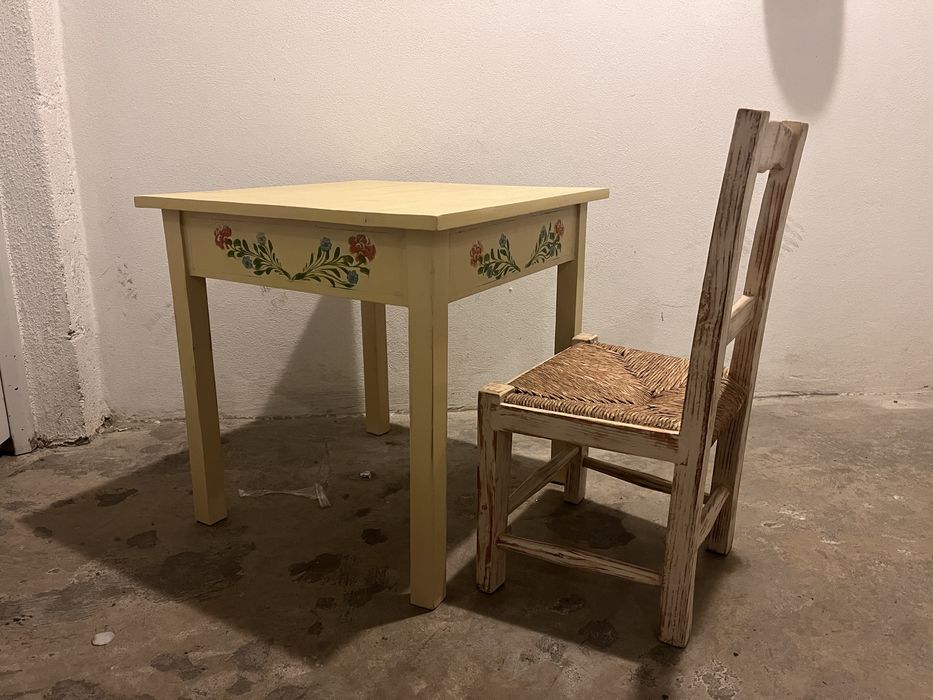 Mesa e cadeira de criança tipicamente alentejanas