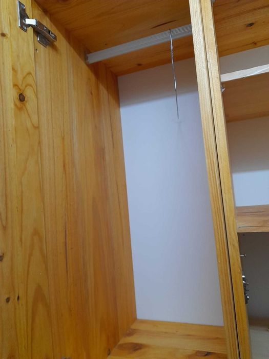 Móvel em madeira maciça