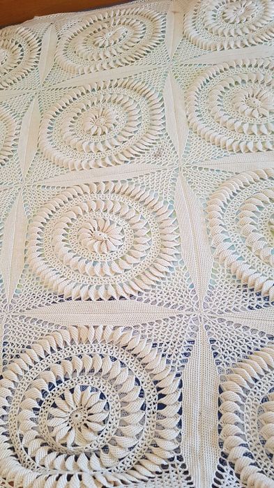 Colcha em crochet  branca  antiga feita a mao