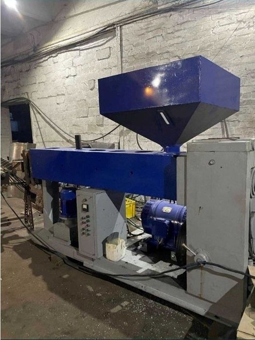 Экструдер для переработки полимеров.
