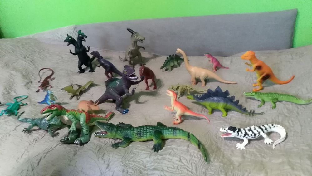 Sprzedam duży zestaw dinozaurów