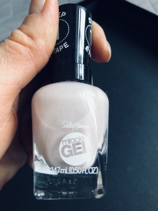 0201. Nowy lakier Sally Hansen 187 Sheer Happiness