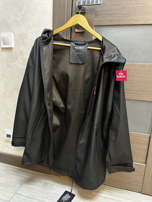Дощовик Pull&Bear чорного кольору