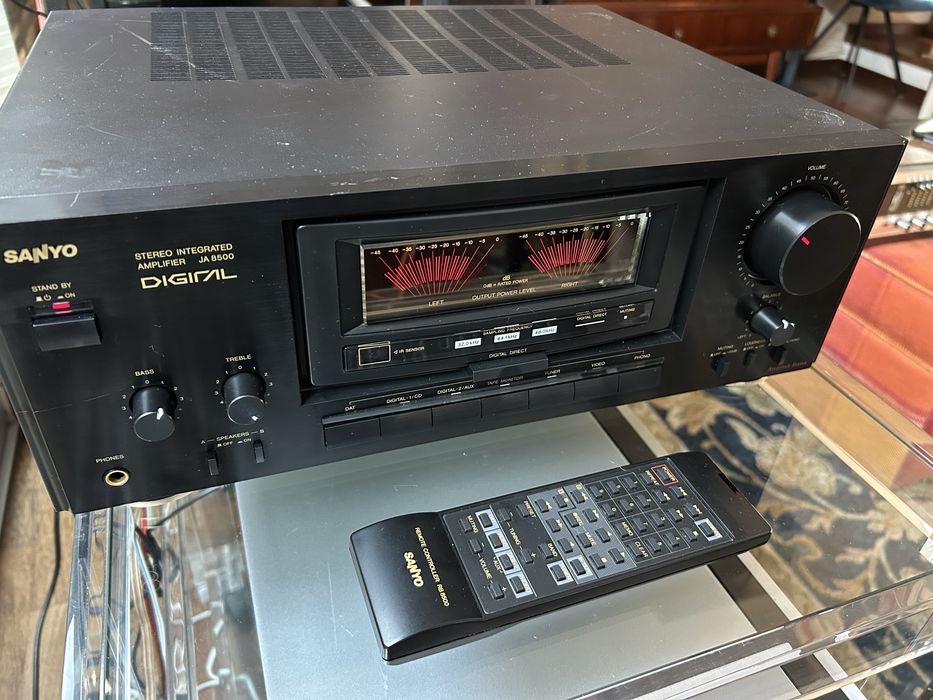 Fantastivo amplificador Sanyo JA8500 digital,com comando.exc estado