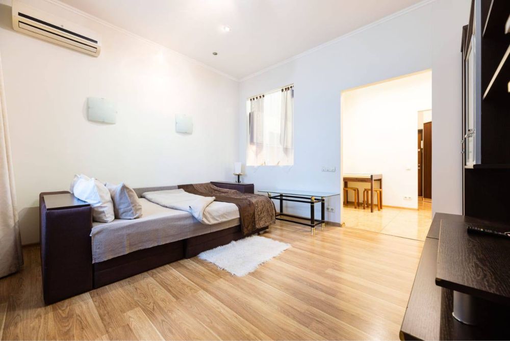 Вул Жилянська 118,поруч вул Липківського,5 хв до зал.вокзала