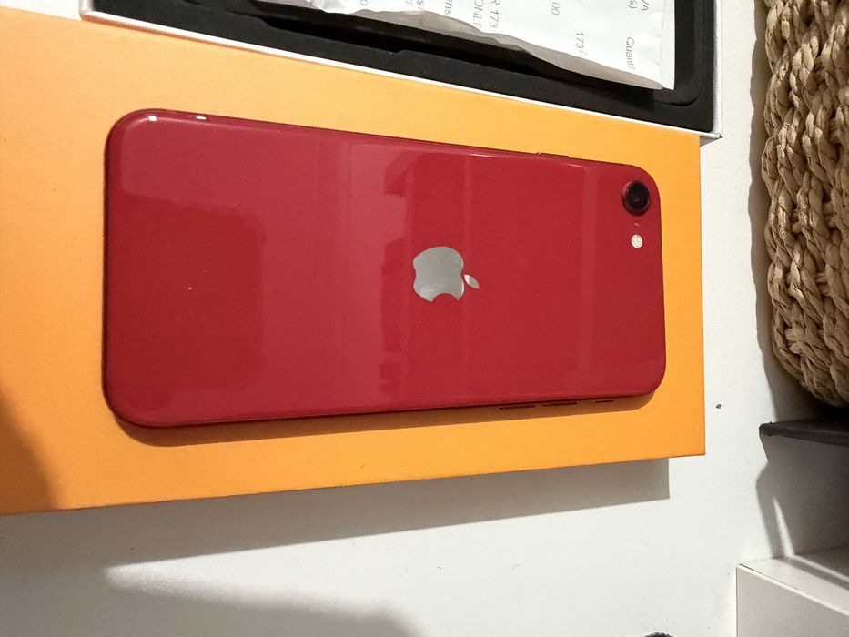 Iphone SE vermelho