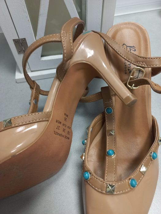 Buty na obcasie beżowe