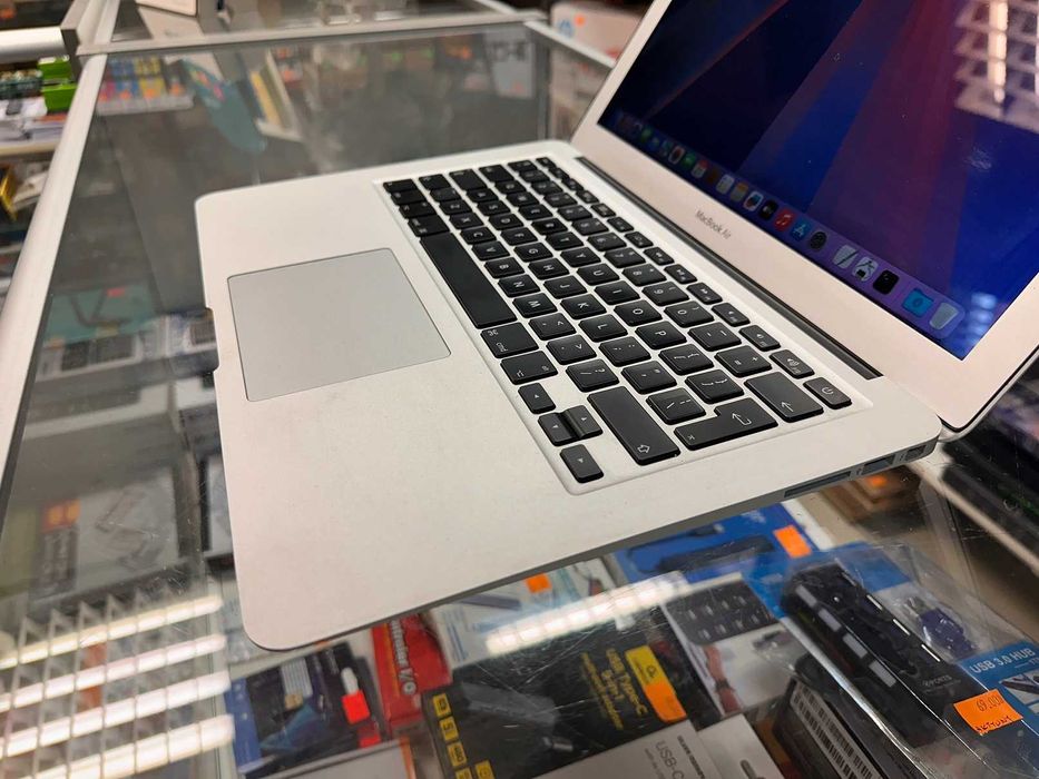Laptop Apple MacBook Air A1466 8GB 128GB OS Sequoia 15.7