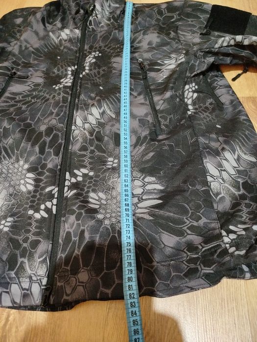 Kurtka w kamuflażu kryptek