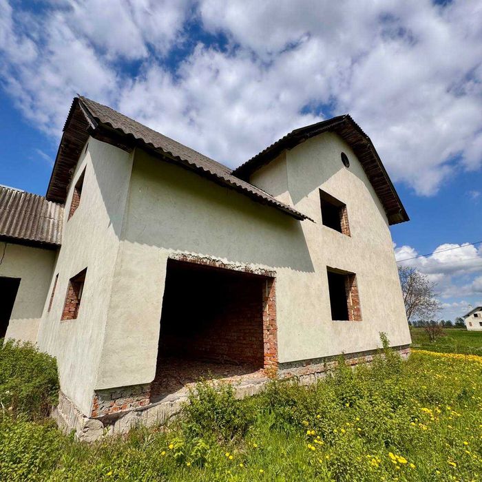 продаж велика земельна ділянка з коробкою будинку. дуже гарне місце.