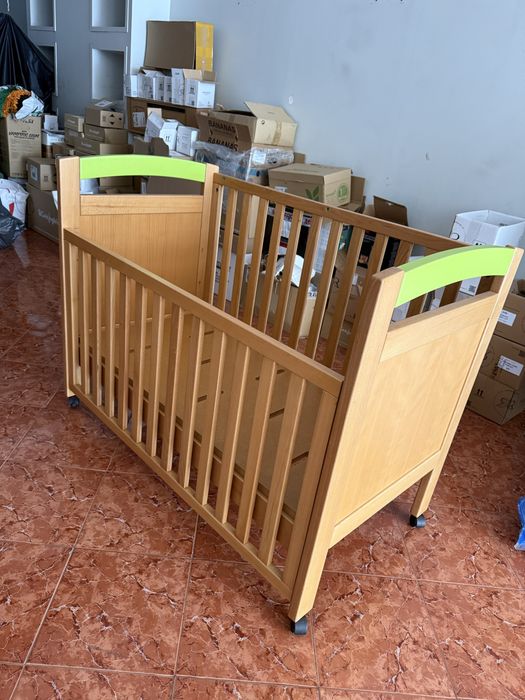 Cama de bébé como nova.