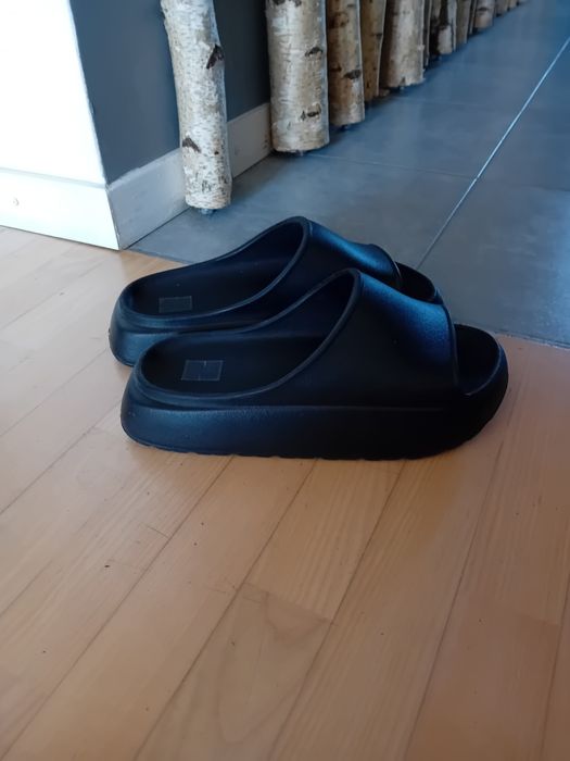 Czarne lekkie  klapki na grubej podeszwie 36