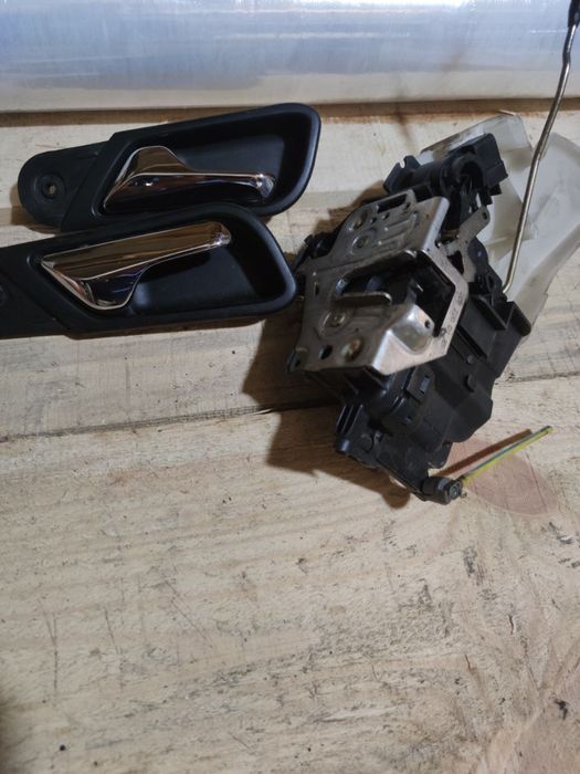 Mercedes CLK200W208 замок двери левой, водителя