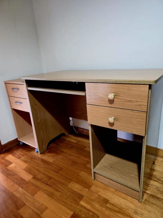 Secretária e mesa de apoio