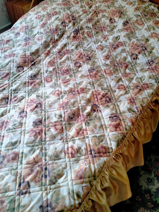 Покрывало на двуспальную кровать атласное