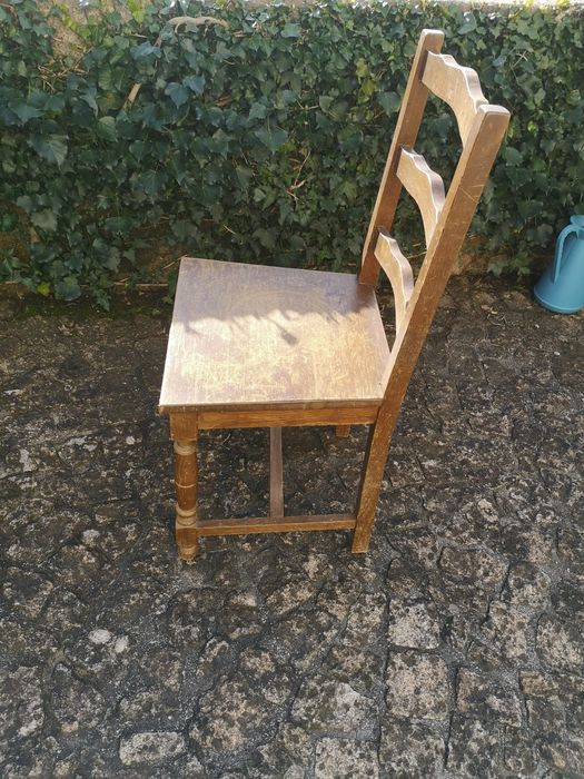 Mesa em madeira maciça e 6 cadeiras