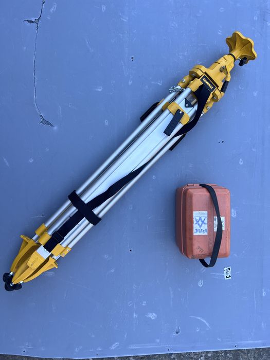 Оптический нивелир Leica NA332 в комплекте со штативом DeWALT DE0735