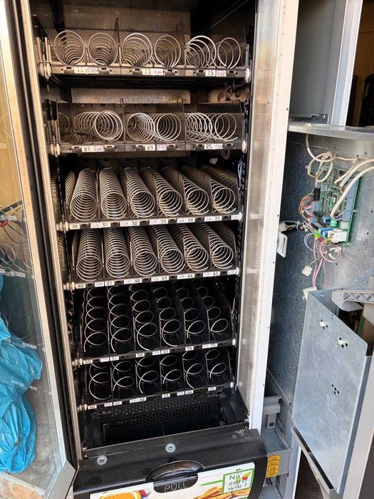 Automat vendingowy Necta Snakky 6-30 + wrzutnik CashFlow 690
