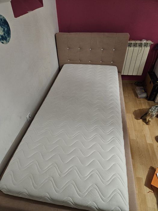 Łóżko różowe jednoosobowe z materacem