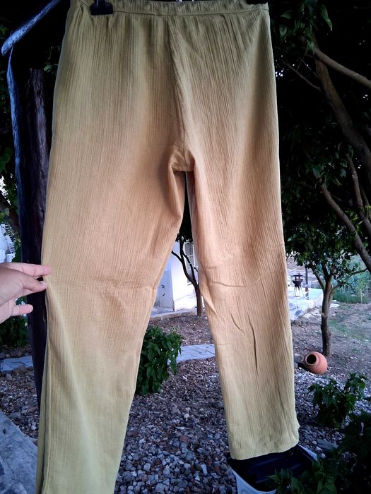 Calças largas e blusa