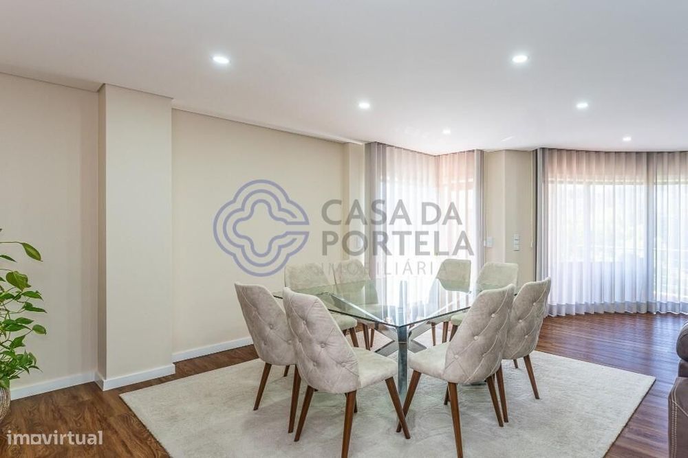venda de apartamento T4 com dois lugares de garagem  e arrumos entrada