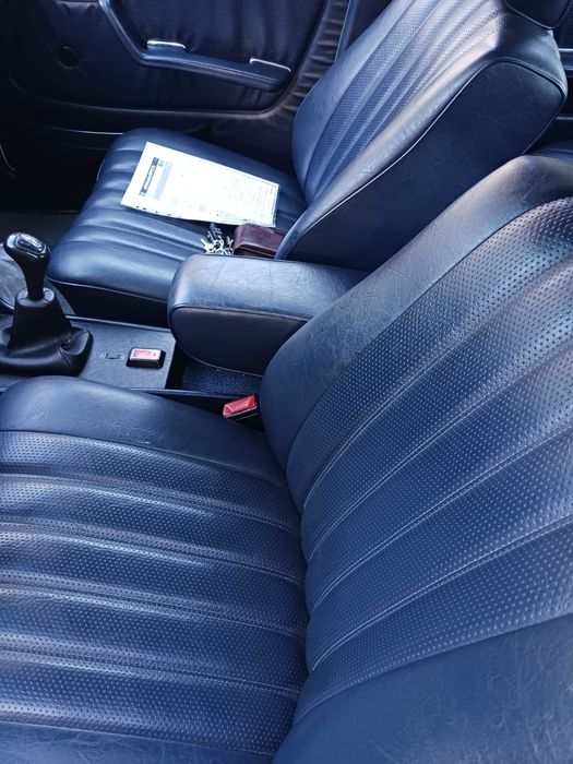 Mercedes 300d W123 reservado