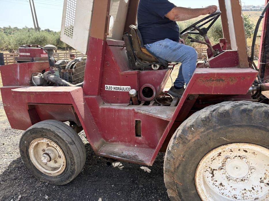 Empilhar manitou todo o terreno