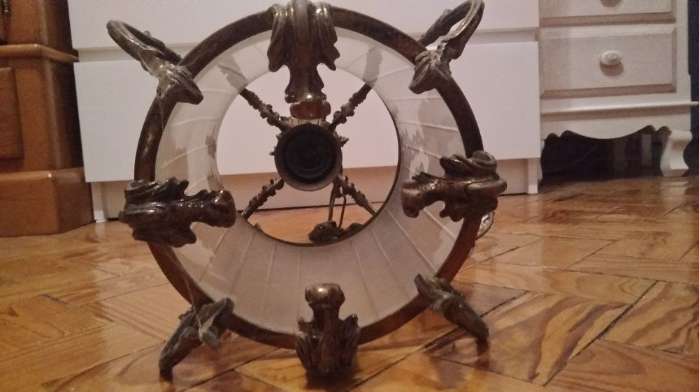 Candeeiro de teto antigo em latão trabalhado e vidro